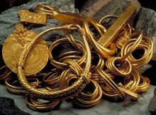 Its total weight is 7.084 kg. It is composed of 2 bars and 26 heavy gold spirals clustered together in two irregular chains with 10 respectively 16 rings. Image credit: Christer Åhlin/SHM