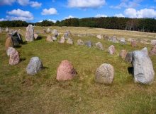 men are shaped pointy like viking ships or as a triangle, while women's graves are round or oval.