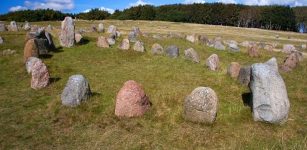 men are shaped pointy like viking ships or as a triangle, while women's graves are round or oval.