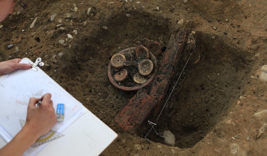 Roman pot filled with coins and oil lamps