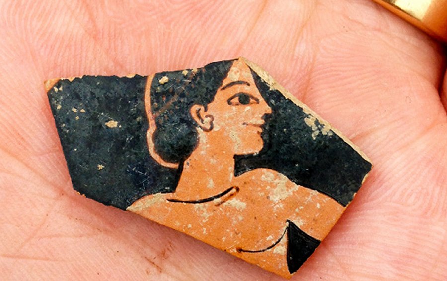 Fragment of red-figure pottery from the late 6th century BC, probably by Attic painter Paseas. Photo: SIA/EFAK/YPPOA