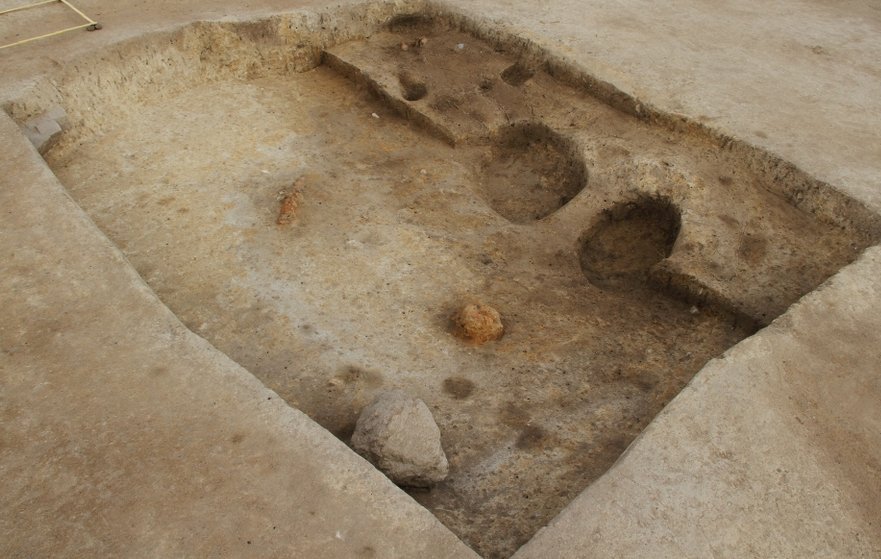Male, female and also children’s graves have been discovered. The deceased had been equipped with numerous grave goods. In the case of women the graves contained clothing accessories such as necklaces made of glass beads or brooches. Some graves additionally contained pendants or toiletry utensils. The male warriors were equipped with weaponry including spatha or sax swords as well as knives, spears, shields or decorative belt elements. Some male burial sites also included horses. Credits: Bartosz Świątkowski