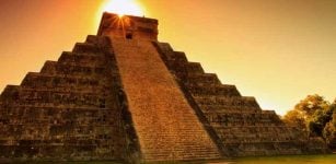 Pyramid Of Kukulkan At Chichen Itza