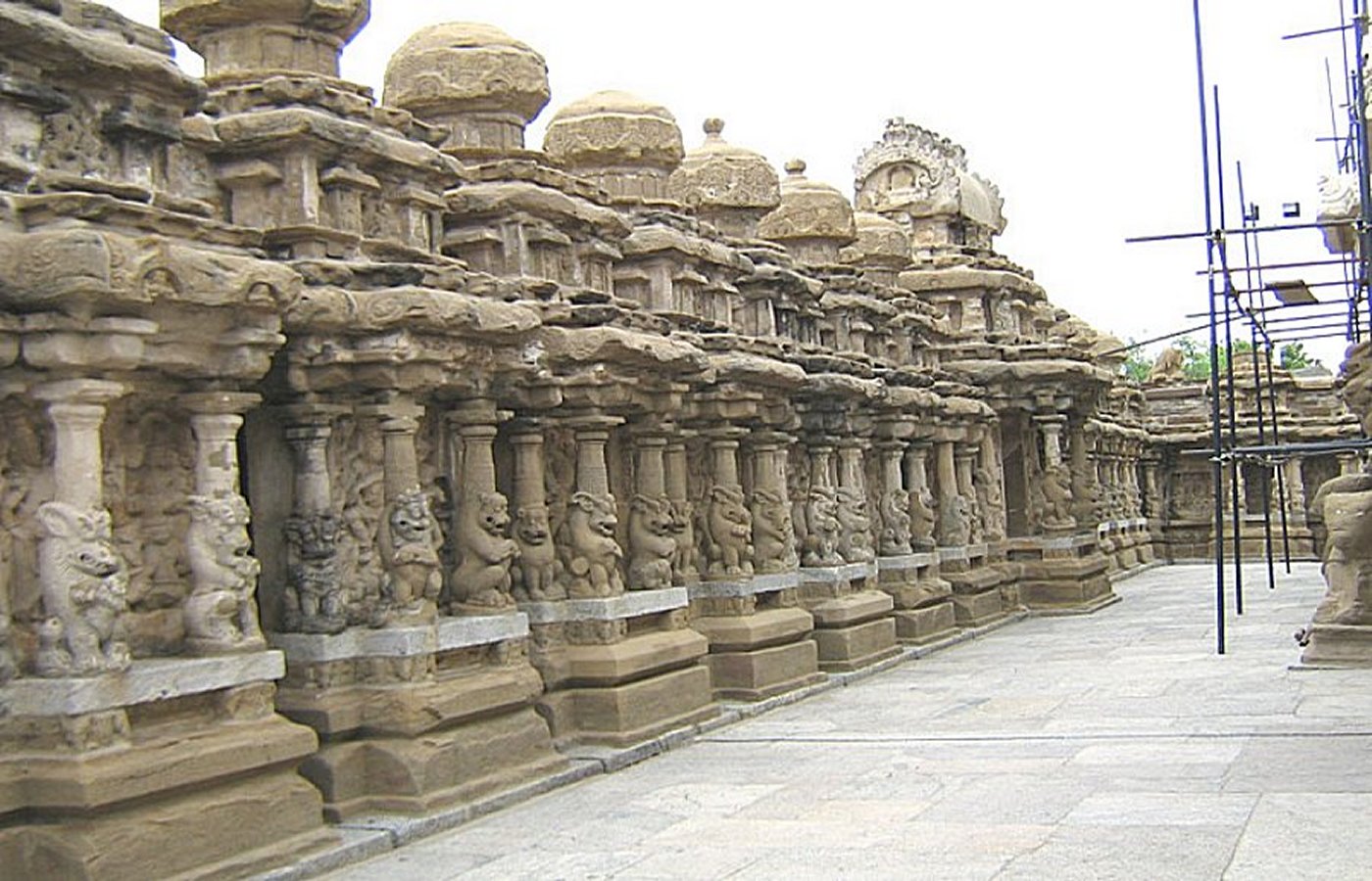 Kailasanathar Temple with iInner court or the circumambulatory passage with 58 subshrines.Image credit: R. Mayooranathan/Wikipedia