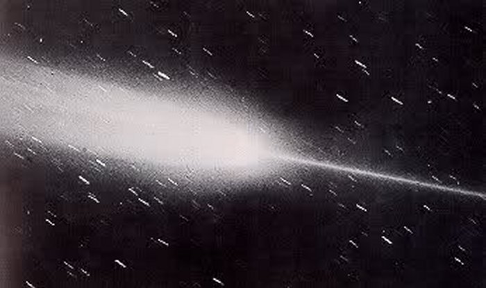 Arend-Roland comet with an anomalous tail. Image via belgiuminspace.be