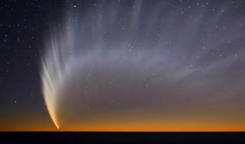 Comet McNaught (2007) over the Pacific ocean as viewed from the ESO Paranal Observatory. Credits: ESO/Sebastian Deiries