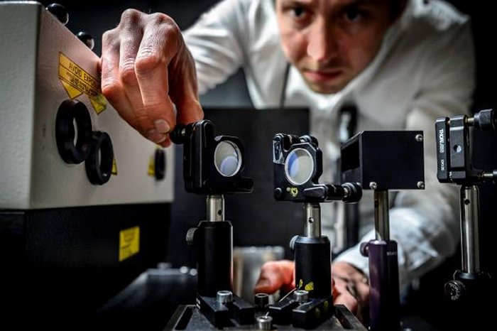 World’s Fastest Camera Makes The Invisible Visible – Light Stands Almost Still