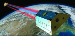 GRACE Follow-On will be a tandem of two satellites, circling the Earth separated by 220 kilometers in the same orbit 490 kilometers above ground. It will measure inter-satellite distances with microwaves (blue) and a new laser interferometer (red). © Earth: NASA “Blue Marble”, satellites: Schütze/AEI