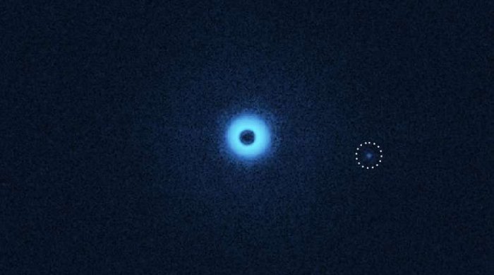 In blue, it is viewed with special polarization filters that make dust discs and exoplanets visible. The companion seems to have his own dust disc. Credit: C. Ginski & SPHERE
