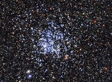 An image of the Wild Duck Cluster was captured by the MPG/ESO 2.2-metre telescope at the La Silla Observatory in Chile. The blue stars at the center of the image are the stars of the cluster. Every star in the Wild Duck Cluster is roughly 250 million years old. Older, redder stars surround the cluster. (Image: European Southern Observatory)