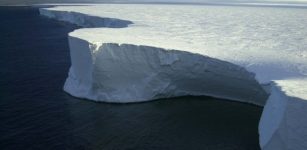 This giant iceberg, B-15A, broke off the Ross Ice Shelf in Antarctica. (Credt: Josh Landis/NSF)