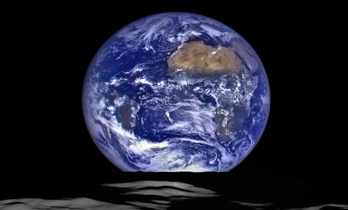 The rising Earth from the perspective of the moon © NASA Goddard