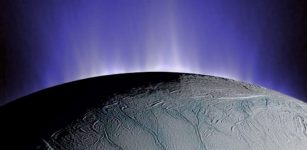 This composite image shows how plumes of water emanate from fissures in the surface ice of Enceladus, one of Saturn’s moons. NASA / JPL (Illustration