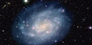 Colour-composite image of the nearby spiral galaxy NGC 300 and the surrounding sky field, obtained in 1999 and 2000 with the Wide-Field Imager (WFI) on the MPG/ESO 2.2-m telescope at the La Silla Observatory. ID: phot-18a-02 Press Photo: 18/02 Object: NGC 300 Telescope: 2.2m Instrument: WFI Size: 4000x3722 Credit: ESO