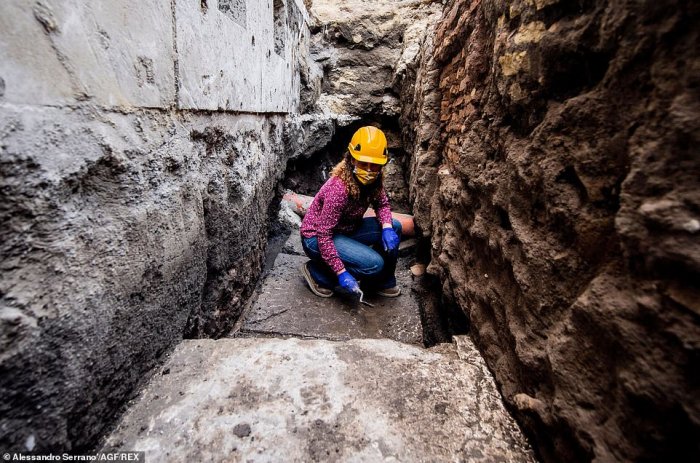 Huge Sinkhole In Rome Reveals Ancient Streets Around The Pantheon