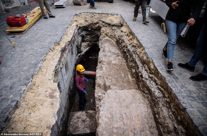 Huge Sinkhole In Rome Reveals Ancient Streets Around The Pantheon