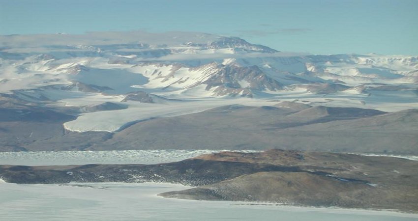 A team of researchers analyzed sandstone samples collected from the Transantarctic Mountains. Credit: Timothy Paulsen, University of Wisconsin Oshkosh