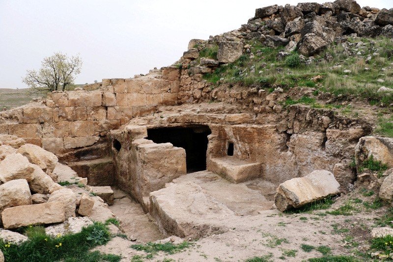 1,800-Year-Old Entrance To Turkey's Zerzevan Castle Found Among The Ruins