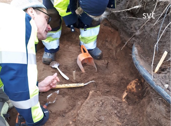 Archaeologists investigating human skeletons. Credit: SVT