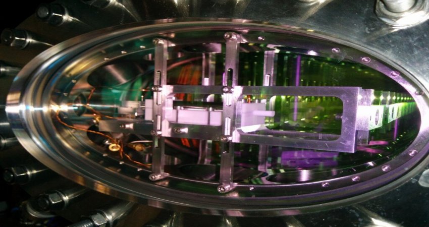 For the experiment, atoms of rubidium-87 are first pre-cooled and then transported to the main test area, which is a custom-made vacuum chamber. There they are cooled to temperatures of just a few microkelvins. Credit: Windpassinger group