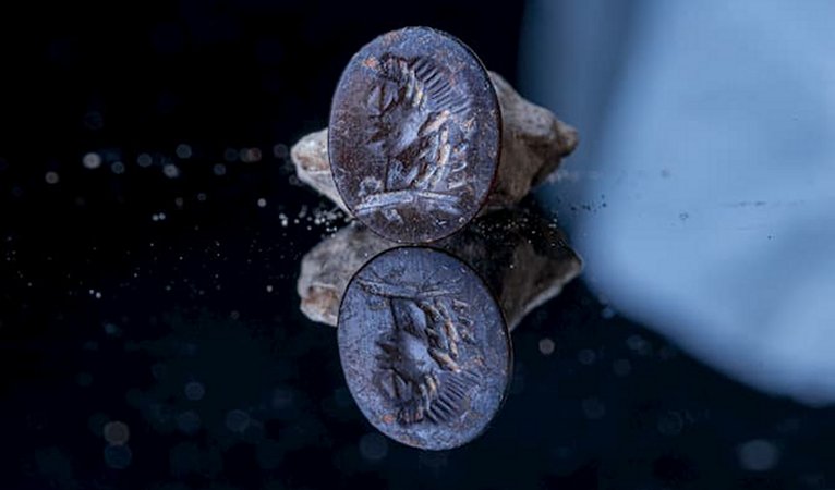 How Did A Rare 2,000-Year-Old Gem Seal Depicting God Apollo End Up In The City Of David?