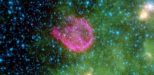 This false-color composite from NASA Spitzer Space Telescope and NASA Chandra X-ray Observatory shows the remnant of N132D. Credit: NASA/JPL-Caltech/Harvard-Smithsonian CfA