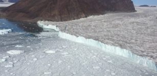 The calving front of Bowdoin Glacier (Photo: Evgeny A. Podolskiy).