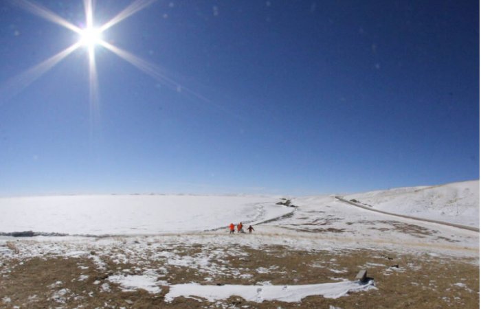 Freshwater lakes on the Tibetan Plateau act like lenses that accumulate heat from solar radiation