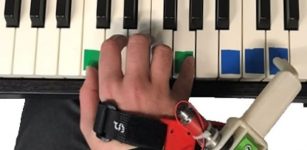 Pianists Learn To Play With Robotic Third Thumb In Just One Hour