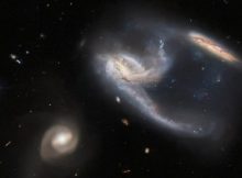 Hubble Spots A Starship-Shaped Galactic Pair