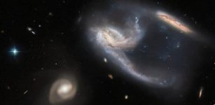 Hubble Spots A Starship-Shaped Galactic Pair