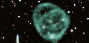 Data from SARAO's MeerKAT radio telescope data (green) showing the odd radio circles, is overlaid on optical and near infra-red data from the Dark Energy Survey. Credit: J. English (U. Manitoba) / EMU / MeerKAT / DES(CTIO)