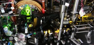 MIT researchers used a system of lasers to first entangle, then reverse the evolution of a cloud of ultracold atoms. Credit: Simone Colombo