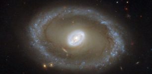 The ring galaxy NGC 3081, imaged by the Hubble Space Telescope. Credit: ESA/Hubble & NASA