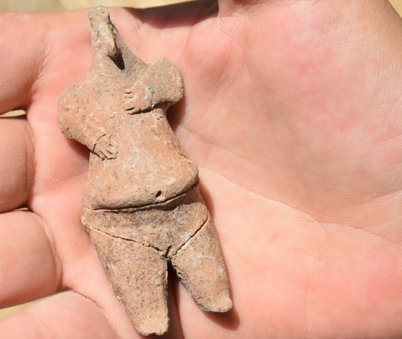 7,800-Year-Old Clay Female Figurine Unearthed In Ulucak Mound, Turkey's Izmir