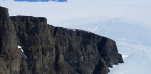 The flood basalts in Dronning Maud Land, Antarctica, originate from exceptionally deep mantle source. Credit: Arto Luttinen