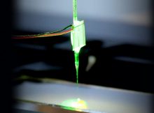 Using a glass needle made to oscillate with the assistance of ultrasound, liquids can be manipulated and particles can be trapped. Credit: ETH Zurich