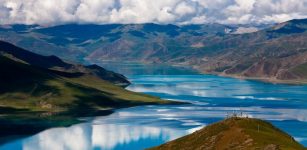 Yamdrok Lake is one of the three largest sacred lakes in Tibet. Image credit: Esther Lee - CC BY 2.0