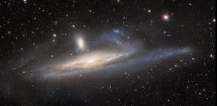 Dark Energy Camera Captures Galaxies In Lopsided Tug Of War - A Prelude To Merger