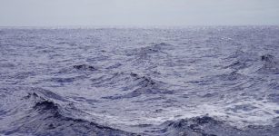 Possible North Atlantic Overturning Circulation Shutdown After 2100 Tn High-Emission Future